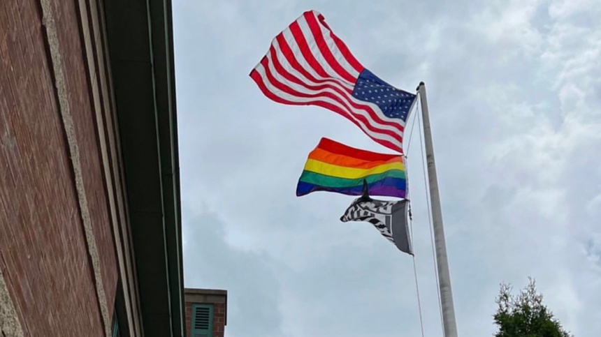 Biskup i diecezja Worcester uważają, że miejscowa szkoła nie może już nazywać się katolicką, ponieważ wywiesiła flagi popierające Black Lives Matter i LGBTQ. (fot. Twitter)