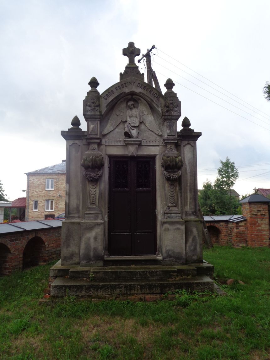 Grobowiec ziemian na terenie kościoła w Grodżcu