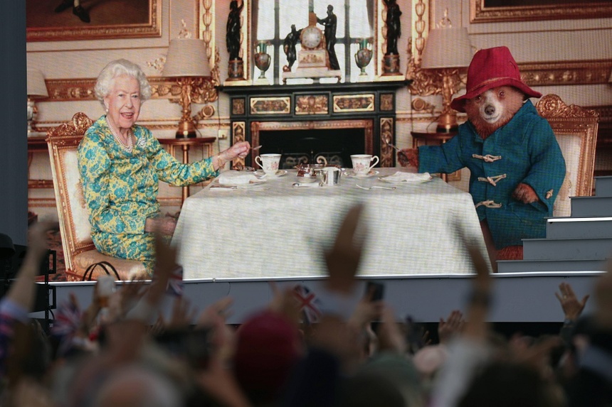 Królowa Elżbieta II i miś Paddington. Fot. PAP/EPA/Victoria Jones