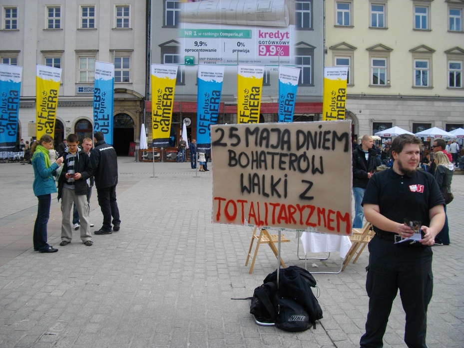 Małopolscy Patrioci zbierają podpisy pod petycją dot. europejskiego Dnia Bohaterów Walki z Totalitaryzmem (fot. Michał Tyrpa)