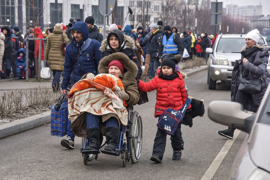 Uchodźcy na dworcu kolejowym we Lwowie. Fot: PAP/Vitaliy Hrabar