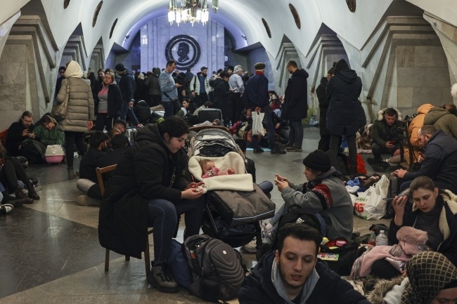 Ludzie w kijowskim schronie, fot. EPA/SERGEY KOZLOV