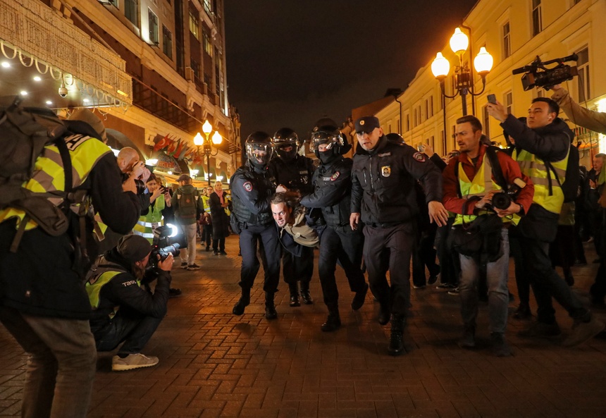Dramat Rosjan trwa. Służby aresztują protestujących przeciwko mobilizacji. fot. PAP/EPA/MAXIM SHIPENKOV