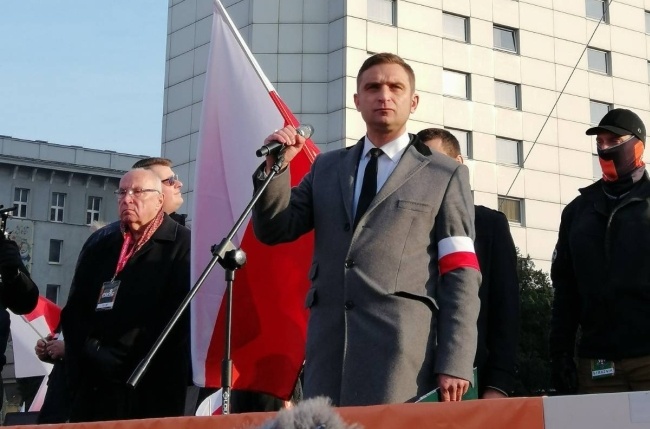 Robert Bąkiewicz podczas ubiegłorocznego Marszu Niepodległości. Fot. PAP