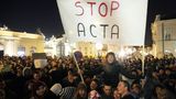 Rok 2012. Polska młodzież protestująca przeciw ustawie ACTA