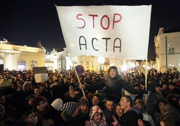 Rok 2012. Polska młodzież protestująca przeciw ustawie ACTA