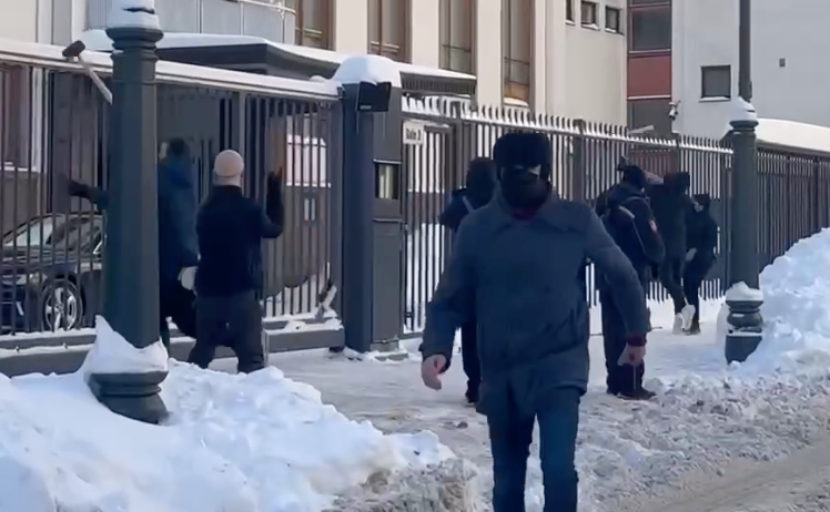 Obrzucanie ambasady Finlandii w Moskwie młotami kowalskimi. Źródło: Telegram