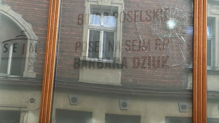Policja w Tarnowskich Górach (Śląskie) szuka sprawcy uszkodzenia szyby w oknie biura poselskiego posłanki PiS Barbary Dziuk. Fot. Facebook/Barbara Dziuk