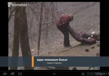 Protestujący zabiera rannego przyjaciela z pola bitwy przy ul. Hruszewskiego