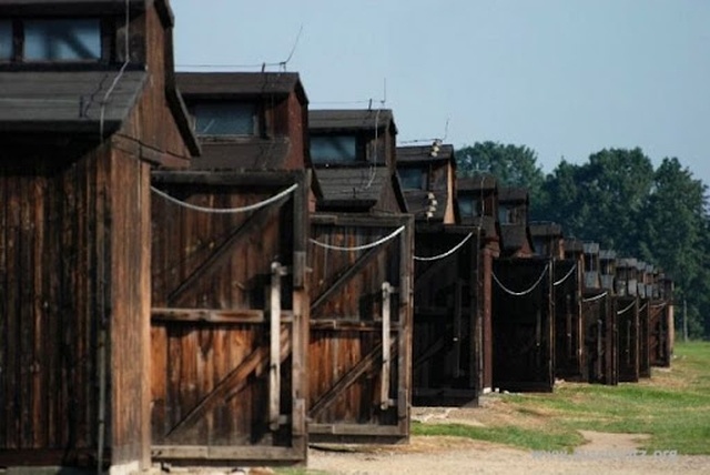 Drewniane baraki na terenie Auschwitz II-Birkenau, fot. auschwitz.org