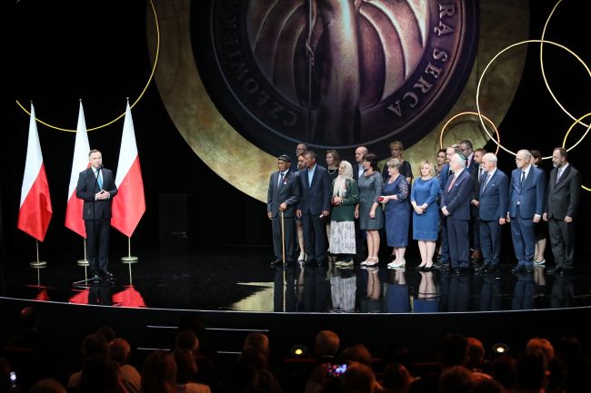 Prezydent Andrzej Duda podczas uroczystej gali wręczenia medali "Virtus et Fraternitas". Fot. PAP/Leszek Szymański