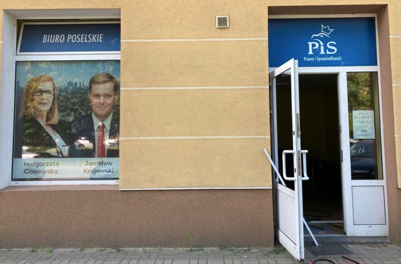 W Warszawie w nocy z środy na czwartek trzy osoby włamały się do biura polityków PiS. Źródło: Twitter/@MMGosiewska