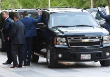 Prezydent RP Andrzej Duda z małżonką Agatą Kornhauser-Dudą w drodze do rezydencji Blair House w Waszyngtonie. Fot. PAP/Radek Pietruszka