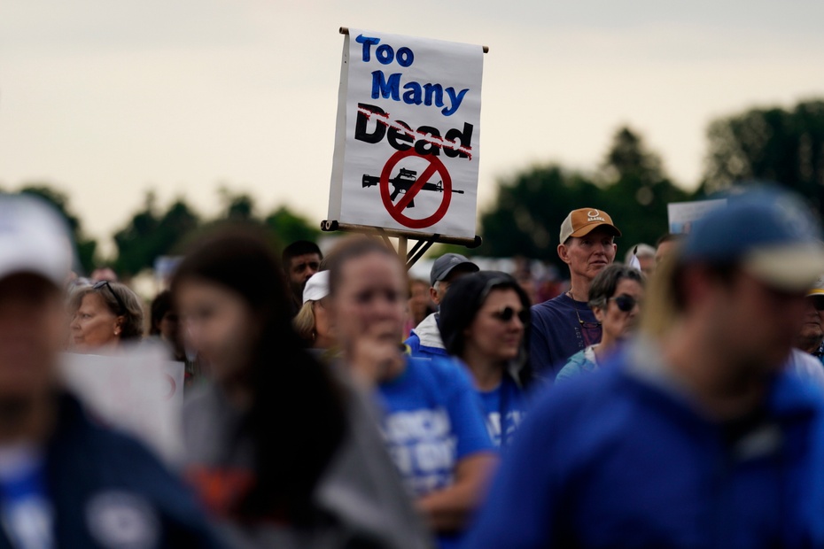 W USA odbyły się protesty, domagające się ograniczeń do posiadania broni palnej. (fot. PAP/EPA)