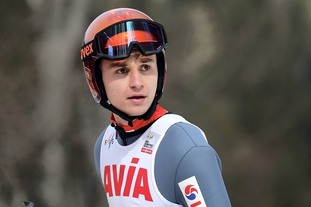 Powtórny test na COVID-19 polskiego skoczka narciarskiego Klemensa Murańki jest negatywny.  Fot. PAP/Grzegorz Momot