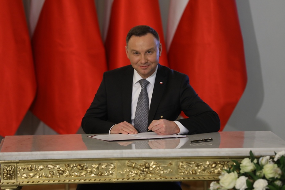 Prezydent podpisuje ustawę o zakazie handlu w niedziele, fot. PAP/Rafał Guz