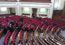 saken aymurzaev ‏@sakenaim

В Раде собираются депутаты. Журналистов пускают. Здание под охраной военных.