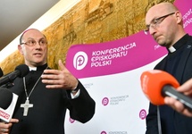 Prymas Polski, abp Wojciech Polak i ks. Piotr Studnicki. Fot. PAP/Piotr Nowak