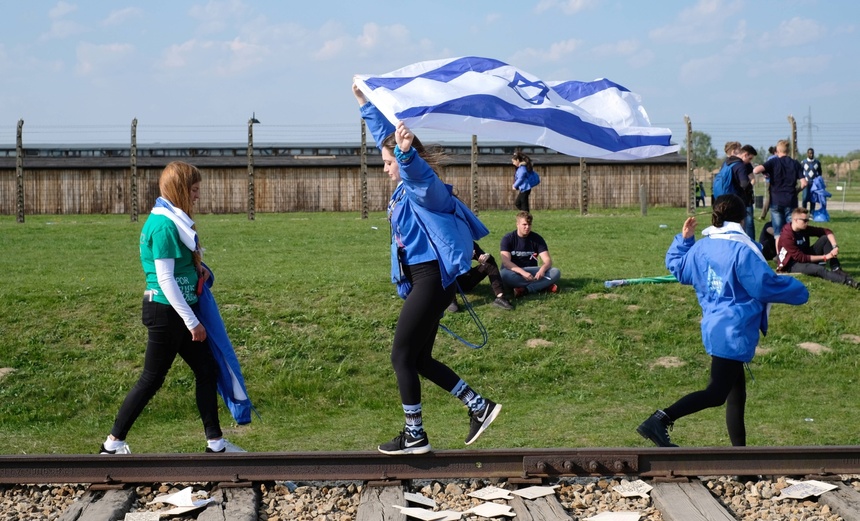 Izraelska młodzież w Auschwitz. Zdjęcie ilustracyjne, fot. PAP/Andrzej Grygiel