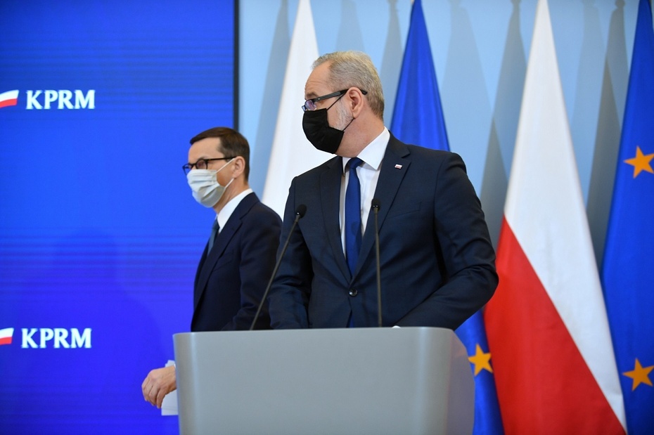 Koronawirus w Polsce. Premier Mateusz Morawiecki (L) oraz minister zdrowia Adam Niedzielski (P). Fot. PAP/Marcin Obara