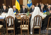 Janukowicz przy owalnym "okrągłym stole"