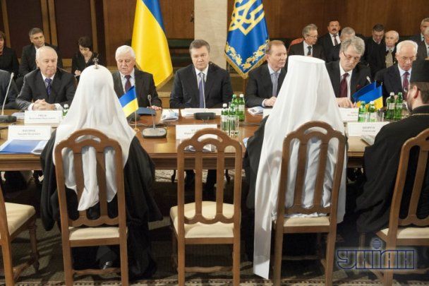 Janukowicz przy owalnym "okrągłym stole"