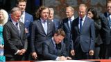 Prezydenci miast podpisują deklarację,  fot. PAP/Adam Warżawa