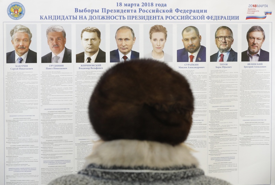 Rosjanka przed obwieszczeniem wyborczym, fot. PAP/EPA/SERGEI ILNITSKY