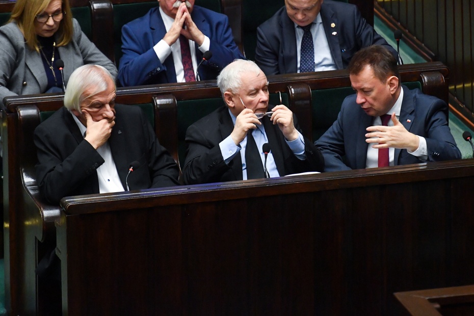 Jarosław Kaczyński (w środku). Fot. PAP