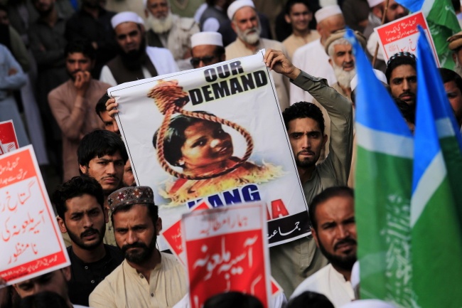 Zwolennicy utraislamistycznego ugrupowania Tehreek-e-Labbaik Pakistan. Fot. PAP/EPA/BILAWAL ARBAB