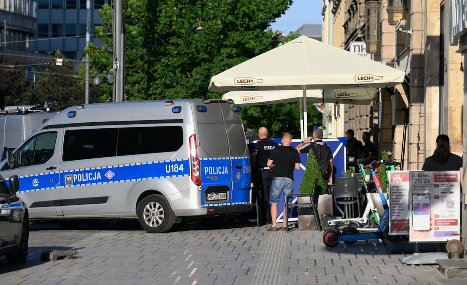 na zdjęciu: Policja na miejscu strzelaniny w okolicy jednego z hoteli przy ulicy Święty Marcin w Poznaniu. fot. PAP/Jakub Kaczmarczyk
