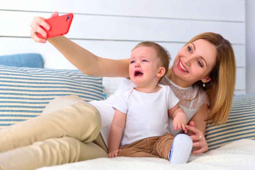 Matki chętnie pokazują w sieci zdjęcia swoich dzieci. Fot. Shutterstock