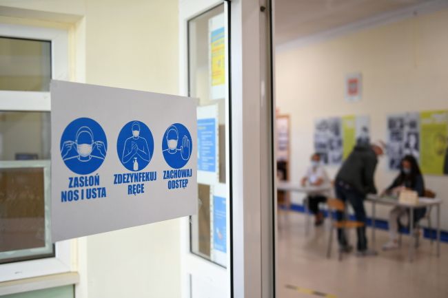 Głosowanie w jednym z lokali wyborczych w Sopocie
