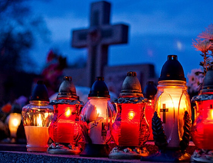 Zaduszkowe duchy, znicze i krzyże -  nowych grobów Polska nie potrzebuje