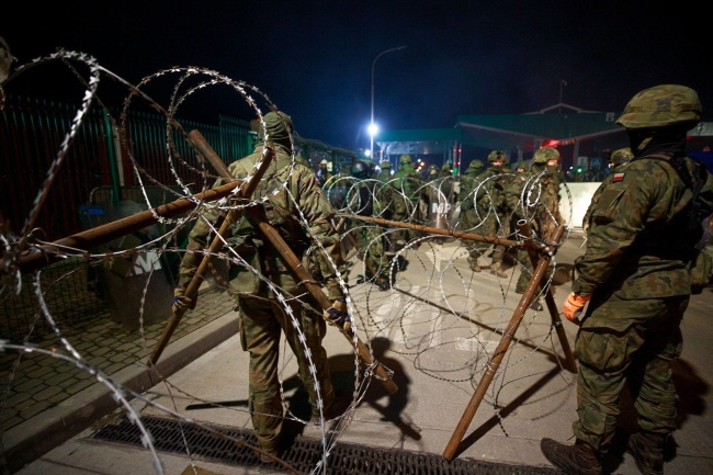 Operacja umacniania posterunków na przejściu granicznym w Kuźnicy. Fot. 	PAP/Wojska Obrony Terytorialnej