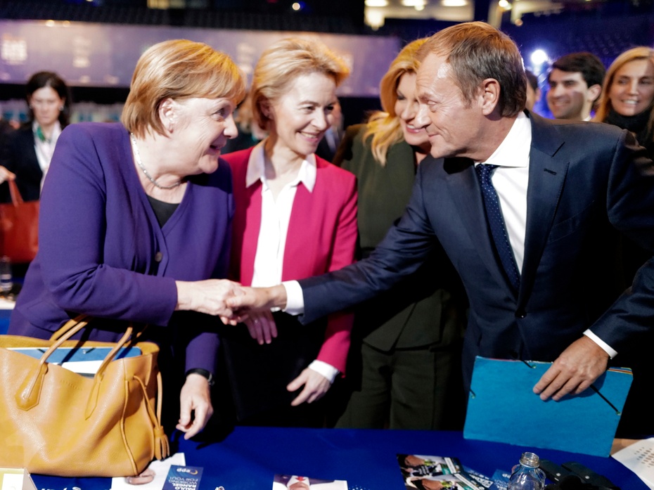 Tusk zbiera gratulacje od Angeli Merkel i Ursuli von der Leyen, przyszłej szefowej Komisji Europejskiej. Fot. PAP/EPA