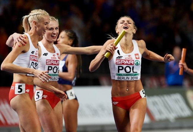 Justyna Święty-Ersetic (P), Małgorzata Hołub-Kowalik (2-L) i Iga Baumgart-Witan (L) na mecie finałowego biegu sztafety 4x400 m kobiet. Fot. PAP/Adam Warżawa