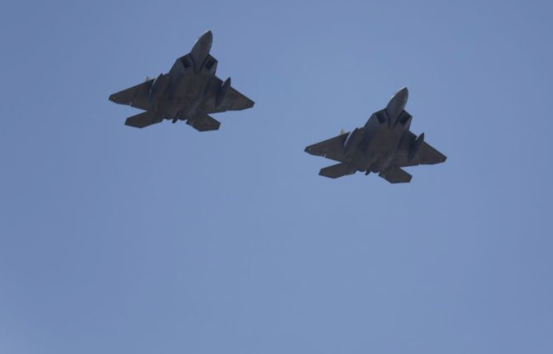 W 32. Bazie Lotnictwa Taktycznego w Łasku wylądowały myśliwce F-22 Raptor. Źródło: Twitter/Mariusz Błaszczak