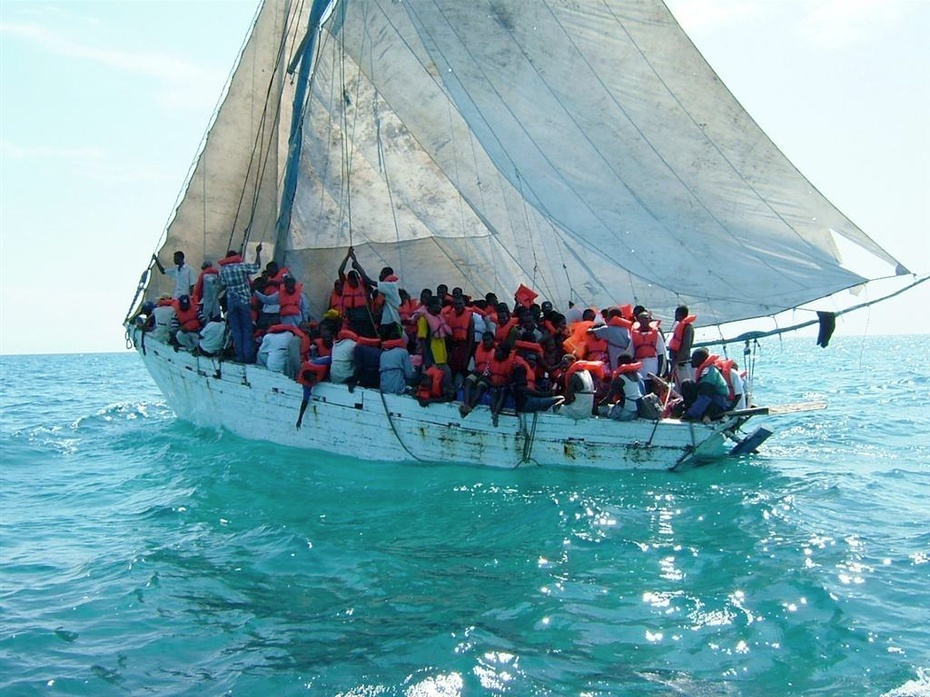 Uchodźcy płynący łodziami do Europy.
