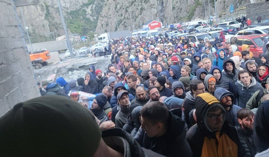 Rosjanie masowo uciekają przed mobilizacją, dantejskie sceny na granicach