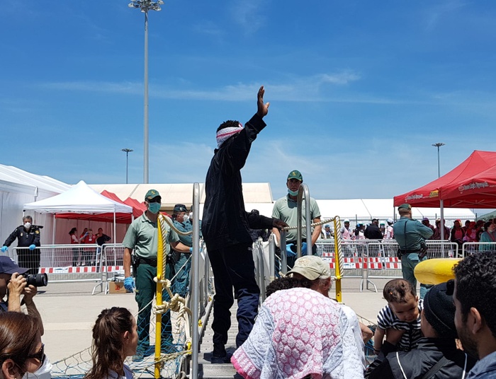 Kryzys migracyjny: Aquarius po tygodniu tułaczki zacumował do portu w Walencji