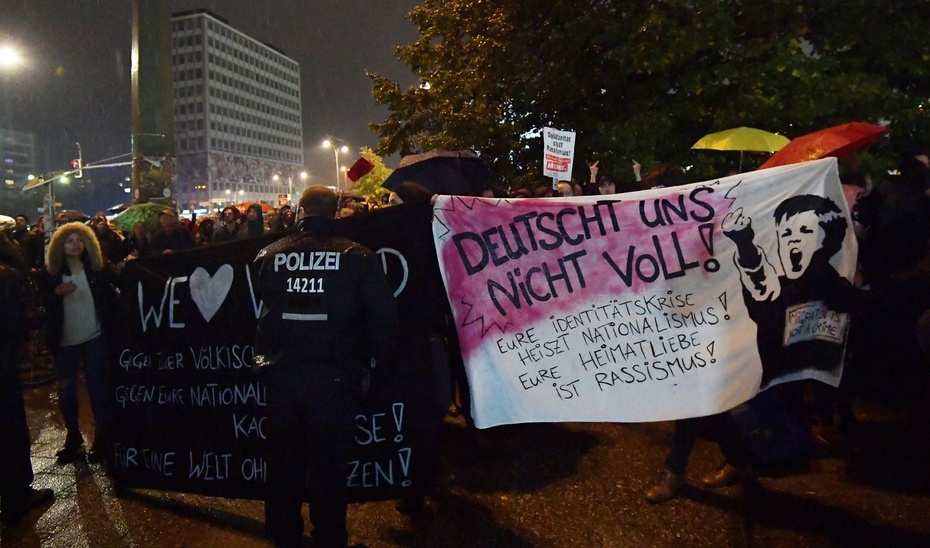 Protest na ulicach Berlina przeciwko wejściu AfD do Bundestagu, fot. PAP/EPA/THORSTEN WAGNER