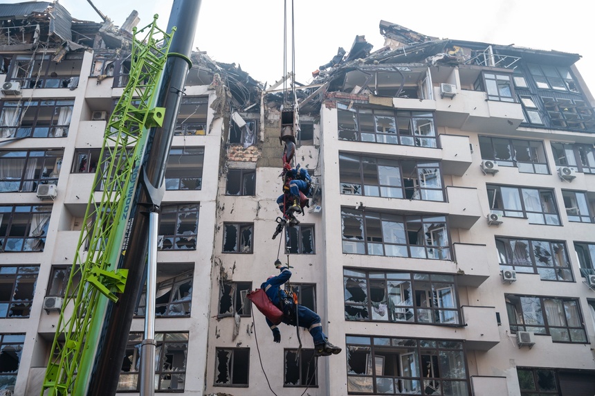 Zbombardowana część mieszkalna Kijowa. Fot. PAP/EPA