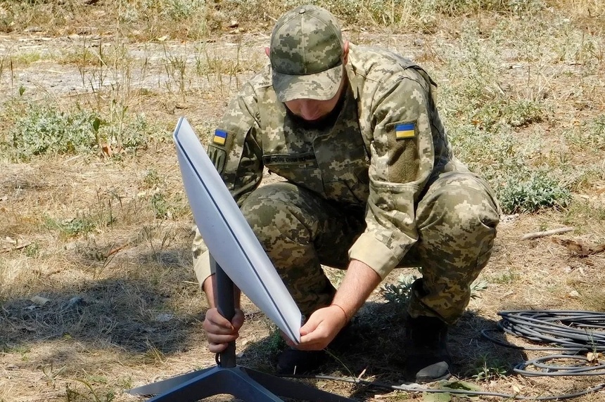Żołnierz montuje urządzenie należące do Starlinka, fot. Ukraine Military Center