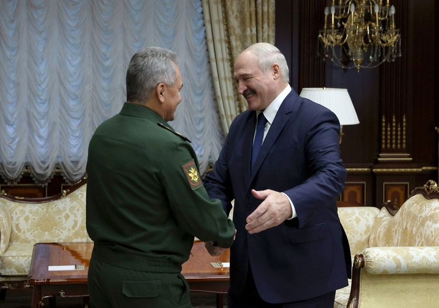 Białoruski satrapa Aleksandr Łukaszenka i minister obrony Rosji Siergiej Szojgu. Fot. MAXIM GUCHEK / BELTA POOL
