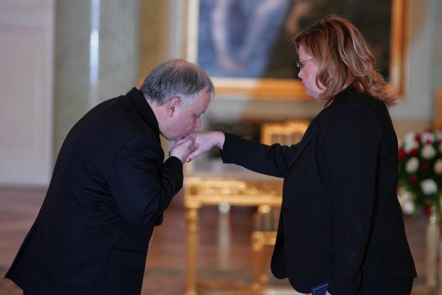 Prezydent Lech Kaczyński i sędzia Lidia Bagińska podczas uroczystości zaprzysiężenia w Pałacu Prezydenckim.