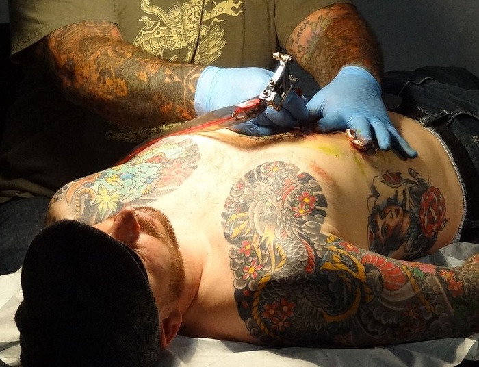 Niebezpieczne chemikalia w tuszach do tatuażu. GIS wydał ostrzeżenie