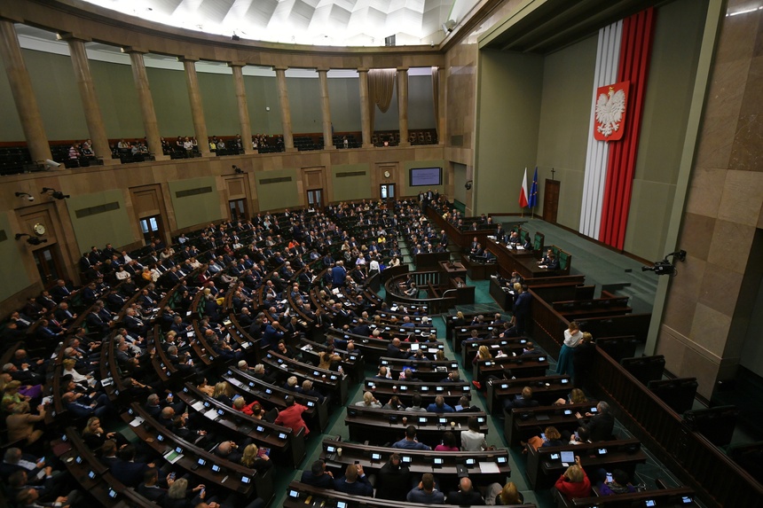 Politycy PiS chcą przesunąć termin wyborów samorządowych. Fot. PAP/Marcin Obara
