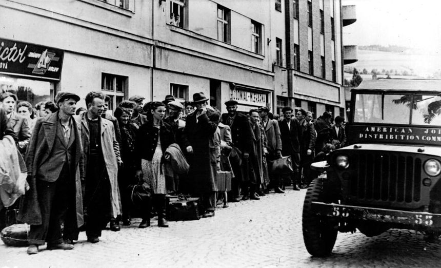 1945: Żydowscy uchodźcy po opuszczeniu Polski w 1945 roku. (Photo by Fox Photos/Getty Images)Źródło: Getty Images