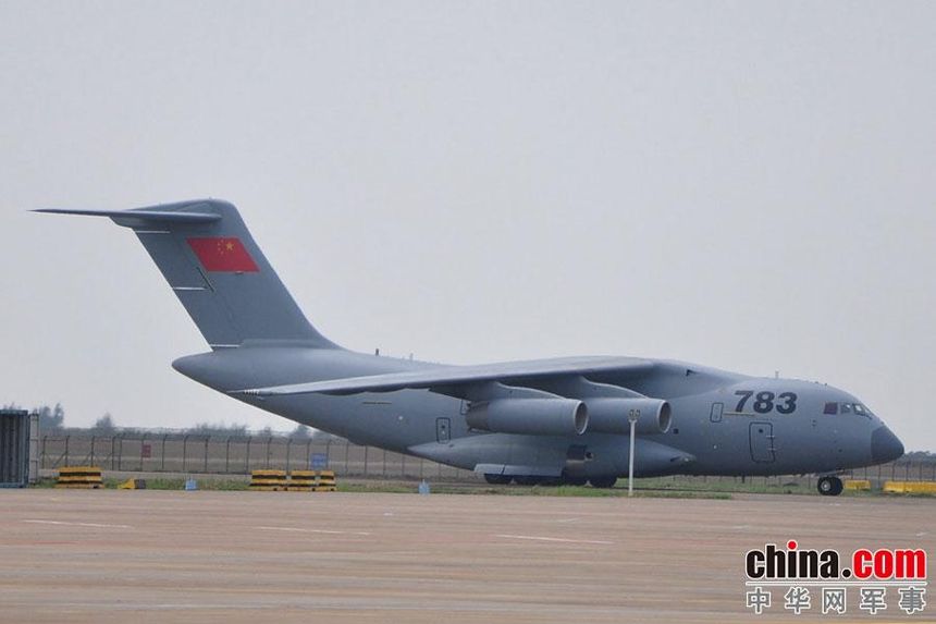 Nowy chiński samolot transportowy Y-20